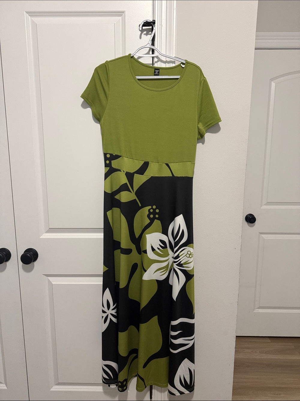 SHEIN Olive Green and Black Floral Short-Sleeve Maxi Dress